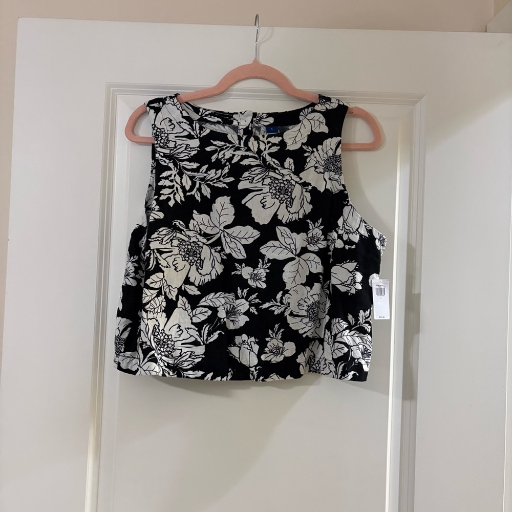 NWT Old Navy Black and White Floral Crop Top